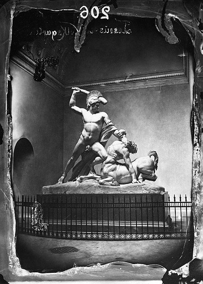Antonio Canova: Theseus besiegt den Kentauren Phereus, Marmorskulptur, Aufnahme mit Innenraum des Theseustemp…