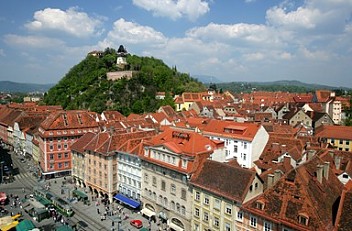 Historische Altstadt von Graz mit Uhrturm am Schloßberg